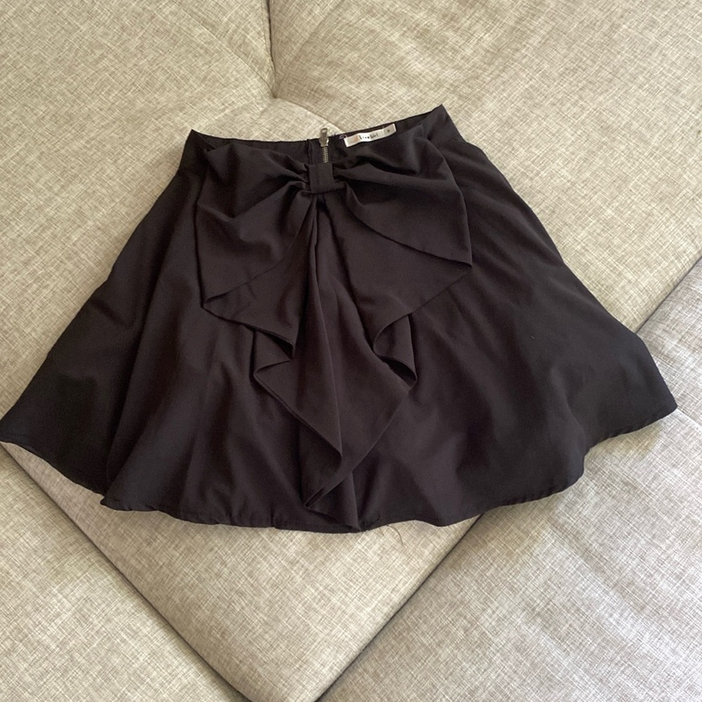 Black skirt with cute bow detail